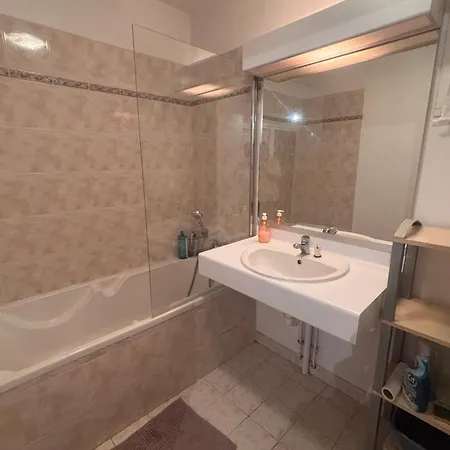 בית נופש Bright House With Terrace And Garden In
